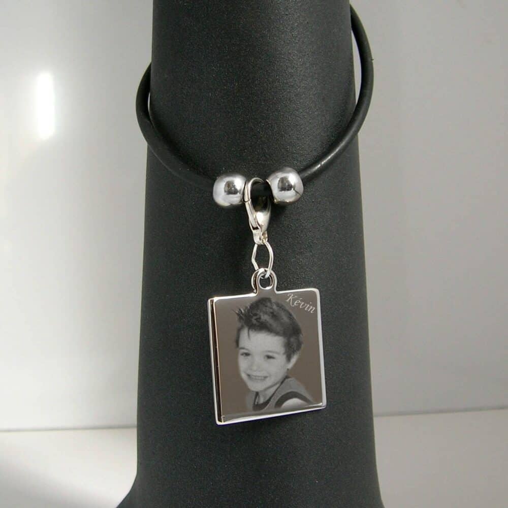 Bracelet avec une gravure prénom et photo personnalisée
