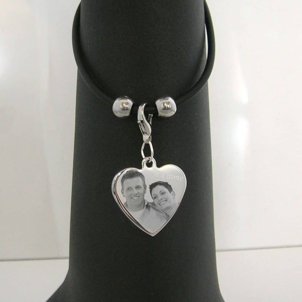 Gravure sur bracelet coeur argenté