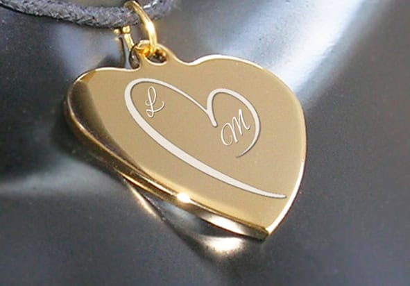 Symbole de l'amour gravé sur bijou