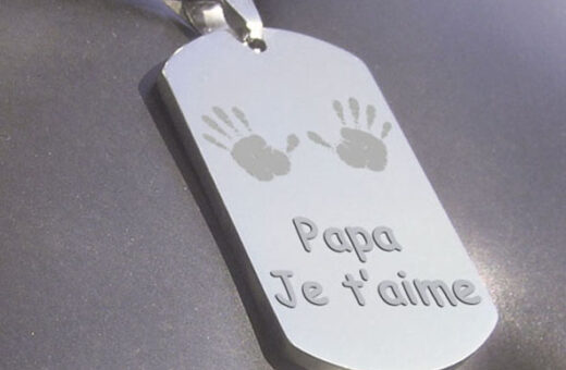 Empreinte de son bébé gravé sur pendentif
