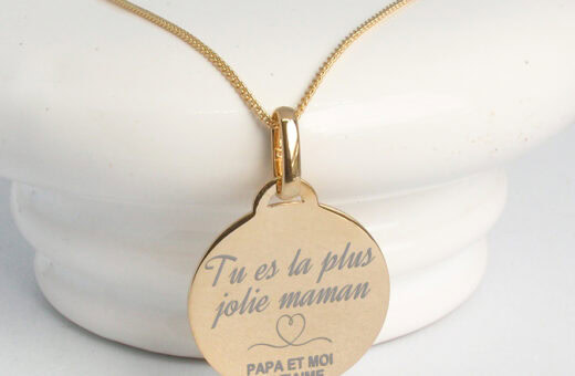 Bijou pour femme gravé avec une phrase