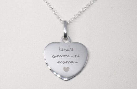 Ecriture d'un enfant gravé sur un bijou coeur pendentif
