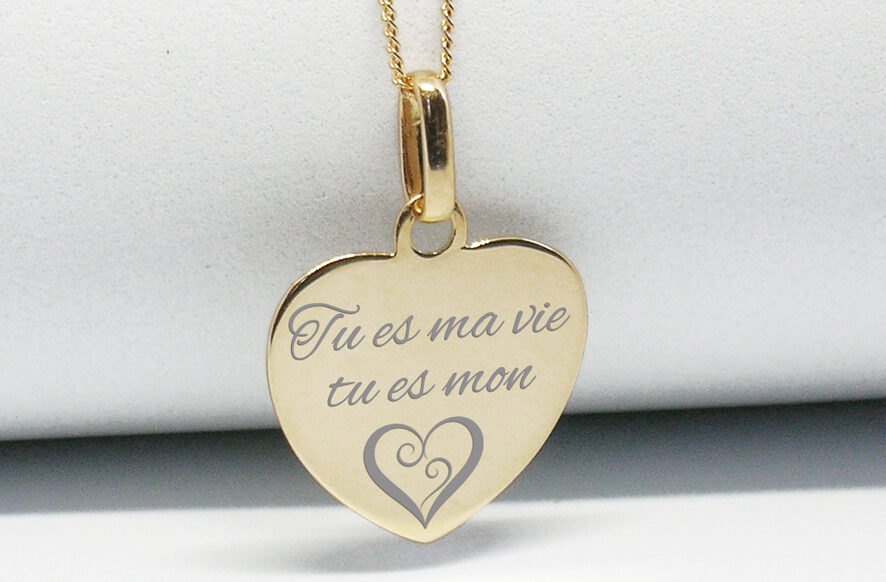 Gravé un mot sur un bijou