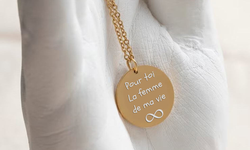 Gravure écriture personnalisée sur bijou plaqué or